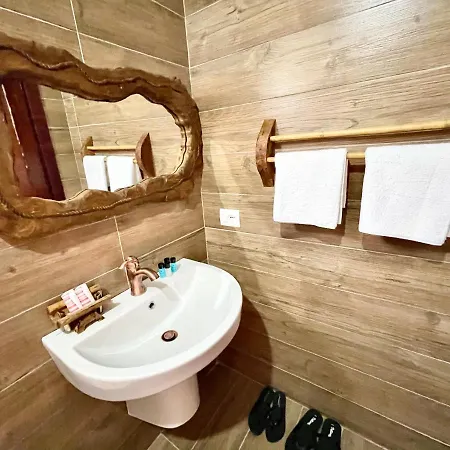 Konda Pogradec מלון 4*