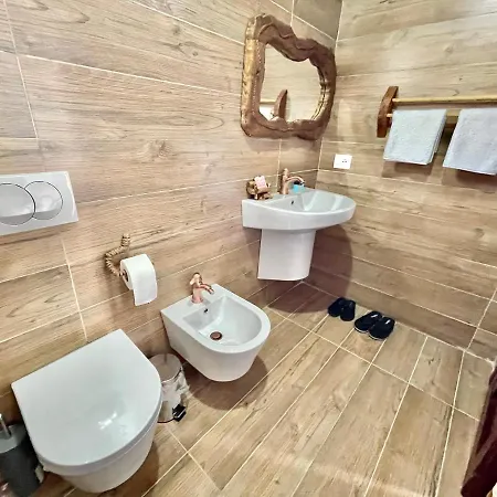 Konda Pogradec מלון