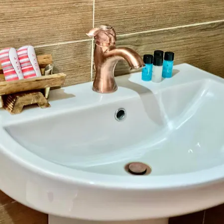 Konda Pogradec מלון 4*