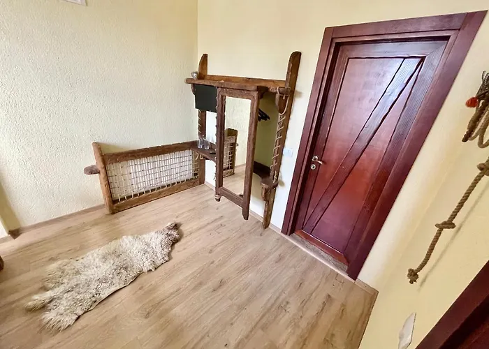 Konda Pogradec 酒店 4*
